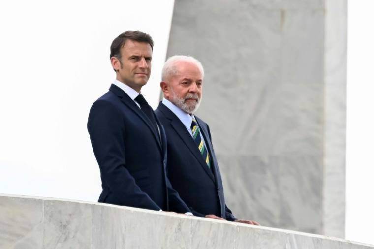 Le président brésilien Luiz Inacio Lula da Silva et son homologue français Emmanuel Macron (g) au palais Planalto, le 28 mars 2024 à Brasilia ( POOL / Jacques WITT )