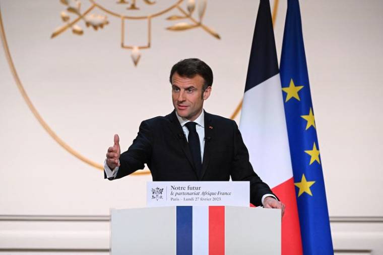 Le président Emmanuel Macron prononce un discours avant sa visite en Afrique centrale, à Paris