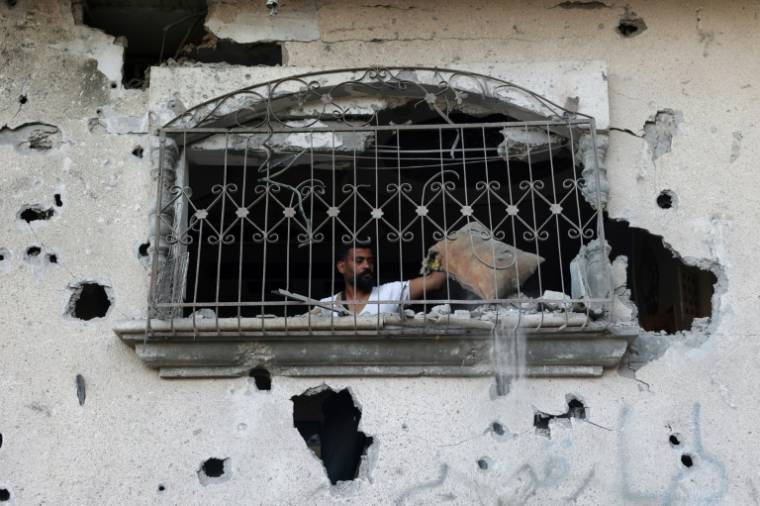 Un Palestinien inspect les dégâts dans son appartement le 22 mai 2024 après une frappe israélienne à Rafah, dans le sud de la bande de Gaza, où une guerre oppose Israël au mouvement islamiste palestinien Hamas ( AFP / Eyad AL-BABA )