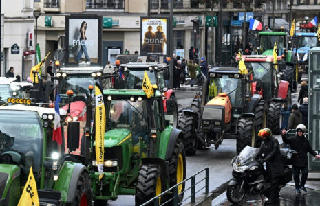 Des militants de la Coordination rurale lors d'une manifestation à Paris juste avant l'ouverture du Salon de l'agriculture en février 2024  ( AFP / MIGUEL MEDINA )