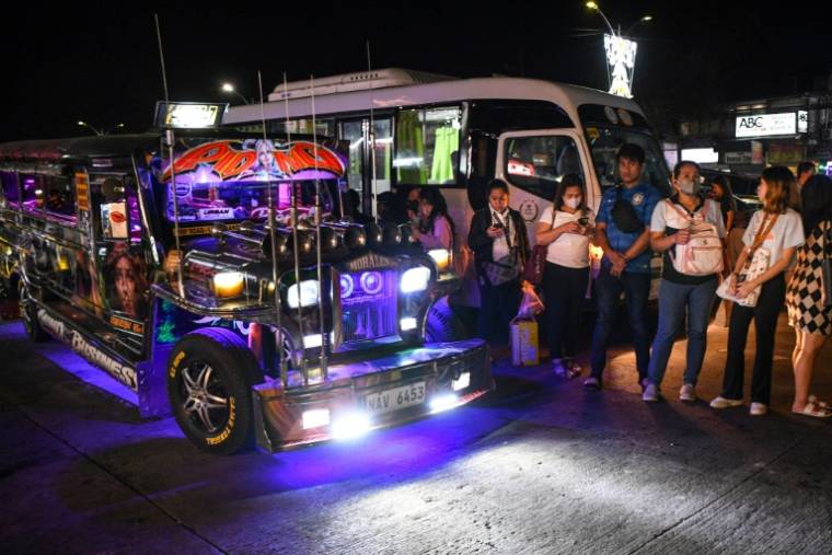 Un jeepney, Jeep customisée entrée dans le folklore philippin, le 30 janvier 2024 à Manille ( AFP / Ted ALJIBE )