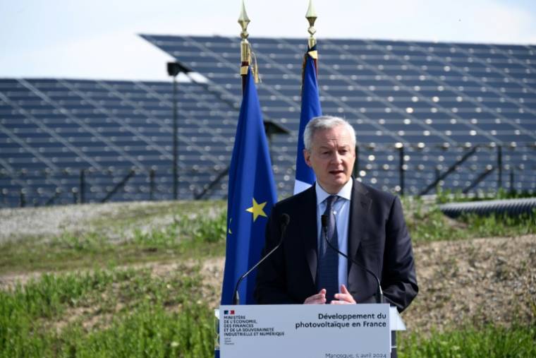 Le ministre de l'Economie Bruno Le Maire en visite au parc photovoltaïque La Fito, à Manosque, le 5 avril 2024 dans les Alpes-de-Haute-Provence ( AFP / CHRISTOPHE SIMON )