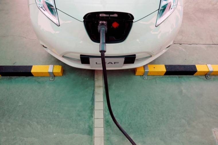 Une voiture électrique est vue en train d'être rechargée lors de l'ouverture d'une station de recharge commerciale pour VE de la société d'énergie PTT Pcl, à Bangkok