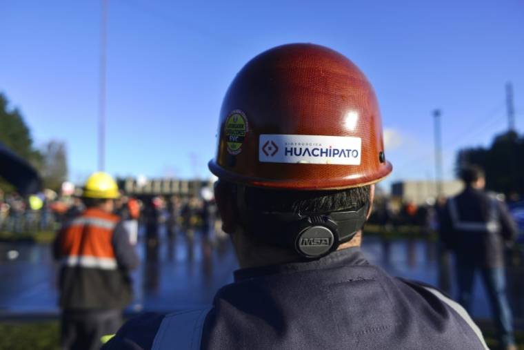 Des métallurgistes protestent contre la fermeture éventuelle de l'usine de Huachipato dans la ville de Talcahuano, au Chili, le 4 avril 2024 ( AFP / GUILLERMO SALGADO )