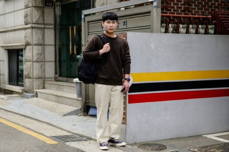 Kim Yeong-kwang, un homme de 21 ans qui a récemment terminé son service militaire, vient de voter à Séoul aux législatives sud-coréennes, le 10 avril 2024    Cho Na-young, une étudiante sud-coréenne de 22 ans, près d'un bureau de vote à Séoul, le 10 avril 2024who recently completed military service and is now a university student majoring in food engineering, poses on a street in Seoul on April 10, 2024, after voting at a nearby polling station during the parliamentary election.Kim told AFP:“There is a political party that I supported, so I came out today to vote. It’s the People Power Party. “Because I was recently discharged from the military, I'm most concerned about North Korea relations and national security issues. I’m worried if the power shifts and our stance becomes pro-China and pro-North Korea. “The young need to show more interest to make politicians care more about us and put forward policies for us. But it seems we are not that interested maybe because we're too busy making a living. “I wish for more transparency for lawmakers and opportunities to communicate. I also want to participate as a citizen.” High youth unemployment, feuding politians, cost of living crisis: young South Korean voters told AFP what was on their minds as they voted -- some for the first time -- in elections on April 10.For the first time, younger voters were outnumbered by those over 60, official data showed, and at polling booths across the capital Seoul, there were visibly more older voters casting their ballots. AFP spoke to first-time and other early voters to find out what was going on. ( AFP / Anthony WALLACE )