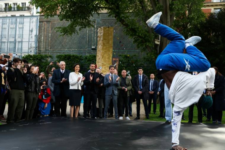 Le Français Dany Dann, champion d'Europe de breakdance 2022, lors d'une démonstration à l'occasion de la tournée du drapeau olympique à l'Hôtel Matignon, le 25 avril 2024 à Paris ( AFP / ALAIN JOCARD )
