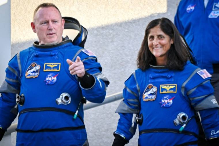 Les astronautes de la Nasa Butch Wilmore (g) et Suni Williams au Centre spatial Kennedy, le 6 mai 2024 à Cap Canaveral, en Floride ( AFP / Miguel J. Rodriguez Carrillo )