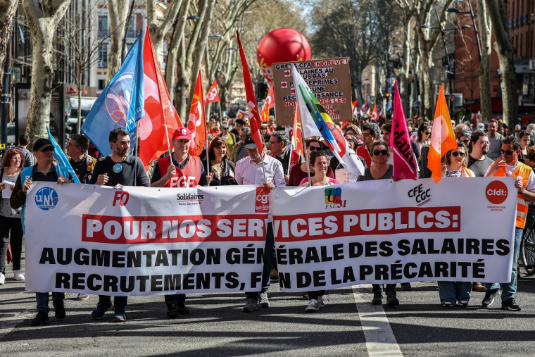 Une manifestation pour la défense des services publics à Toulouse en mars 2024. (Frederic Scheiber / Hans Lucas / Hans Lucas via AFP)