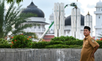 Djafaruddin près de la grande mosquée de Baiturrahman, à Banda Aceh, le 19 novembre 2024 en Indonésie ( AFP / CHAIDEER MAHYUDDIN )