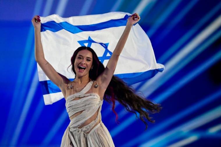 La candidate israélienne Eden Golan chante pendant la finale de l'Eurovision, le 11 mai 2024 à Malmö, en Suède ( AFP / Tobias SCHWARZ )