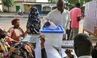 Un électeur vote lors de la présidentielle, le 6 mai 2024 à N'Djamena, au Tchad ( AFP / Issouf SANOGO )