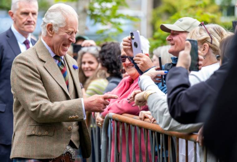 Le roi Charles III lors d'une visite au Discovery Centre à Tomintoul, en Écosse, le 13 septembre 2023 ( POOL / Jane Barlow )