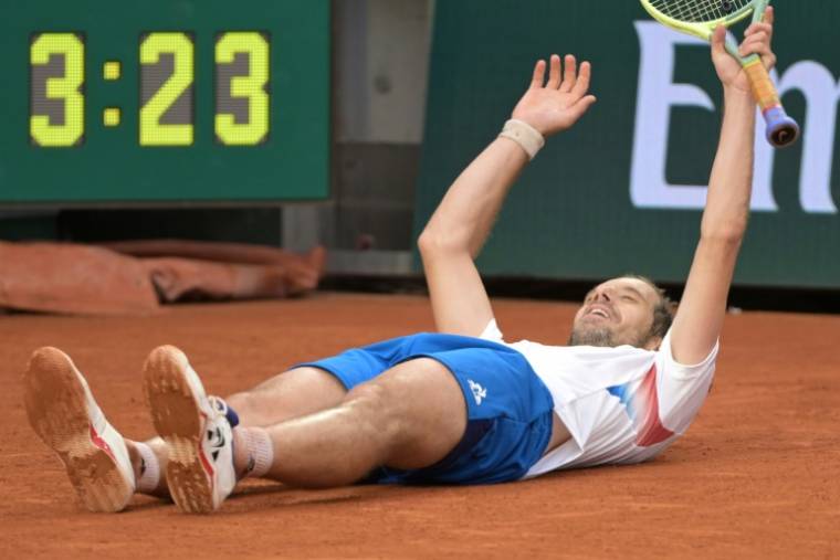 Le Français Richard Gasquet allongé sur la terre battue du court Suzanne Lenglen, après sa victoire contre le Croate Borna Coric, au premier tour de Roland-Garros, le 26 mai 2024 ( AFP / Bertrand GUAY )