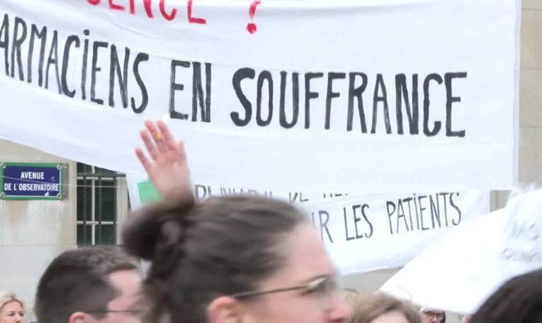Des pharmaciens en grève manifestent à Paris