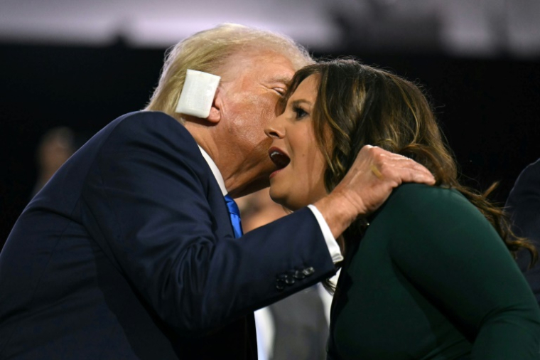 Elise Stefanik, nommée ambassadrice américaine à l'ONU, avec Donald Trump pendant la Convention républicaine de Milwaukee le 16 juillet 2024 ( AFP / ANGELA WEISS )