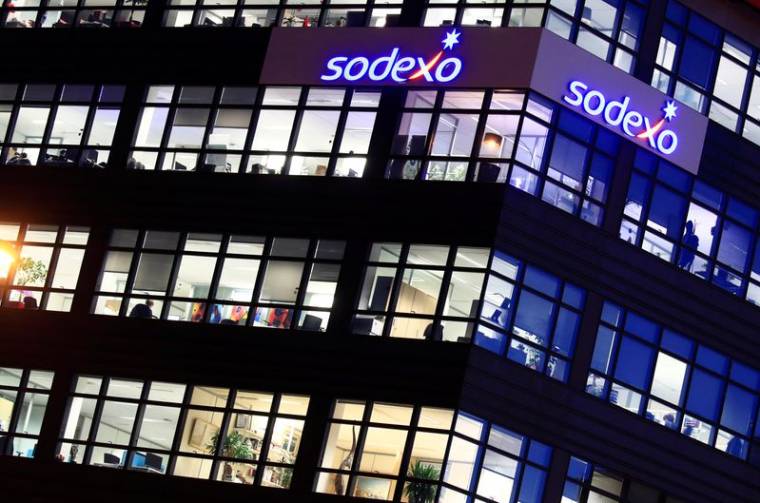 Le logo du groupe français de services aux salariés Sodexo est vu au siège de l'entreprise à Issy-les-Moulineaux