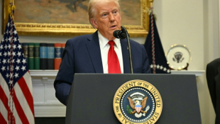 Le président américain Donald Trump dans la salle Roosevelt de la Maison Blanche, le 21 janvier 2025 à Washington ( AFP / Jim WATSON )