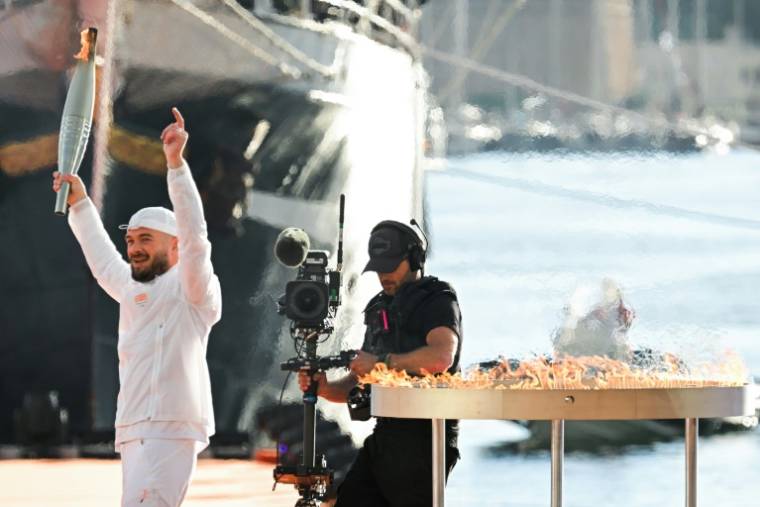 Le rappeur Jul a embrasé le premier chaudron olympique lors d'une cérémonie sur le Vieux-Port de Marseille, le 8 mai 2024 ( AFP / NICOLAS TUCAT )