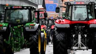 Des tracteurs son stationnés à proximité du Berlaymont, siège de la Commission européenne à Bruxelles, le 26 février 2024   ( AFP / JOHN THYS )