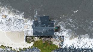 Une maison d'Alligator Point, en Floride, submergée par les vagues avant l'arrivée de l'ouragan Hélène, le 26 septembre 2024 ( AFP / CHANDAN KHANNA )