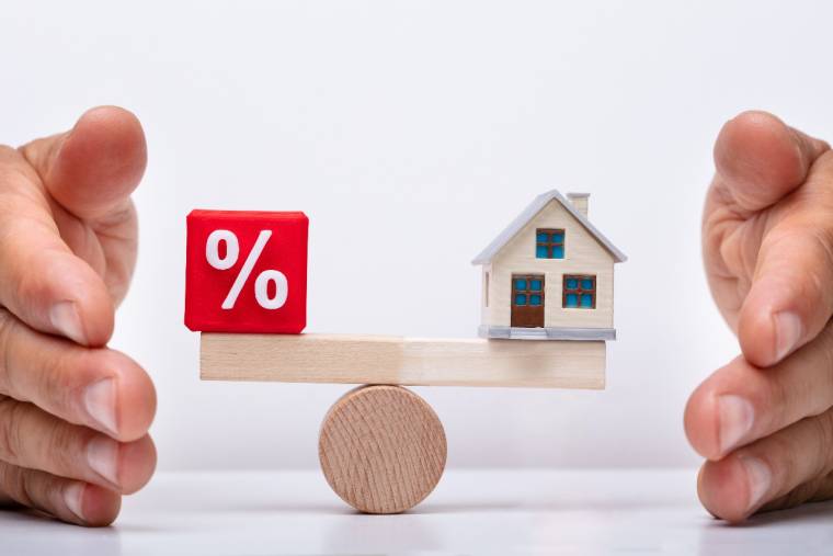 Les taux immobiliers peuvent-ils encore rester au plancher ? ( Crédits : ©  Andrey Popov - stock.adobe.com)