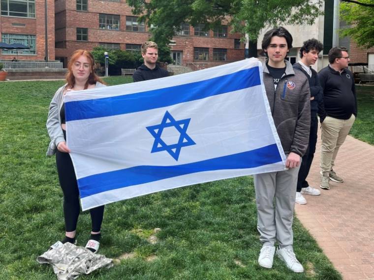 Skyler Sieradzky porte un drapeau israélien à l'université George Washington le 25 avril 2024 ( AFP / Maria DANILOVA )