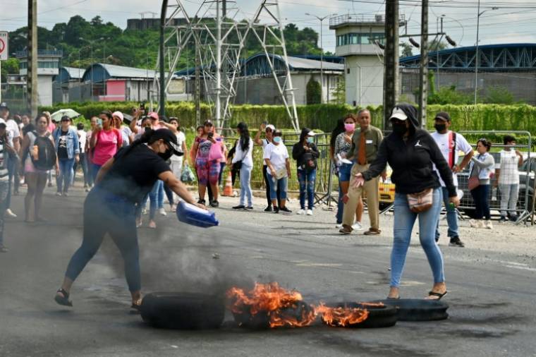Des proches de détenus protestent à proximité de la prison de Regional 8, à Guayaquil, théâtre d'une mutinerie, le 28 mars 2024 ( AFP / MARCOS PIN )