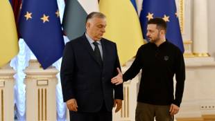 Le président ukrainien Volodymyr Zelensky (D) tend la main au Premier ministre hongrois Viktor Orban en visite le 2 juillet 2024 à Kiev ( AFP / Genya SAVILOV )