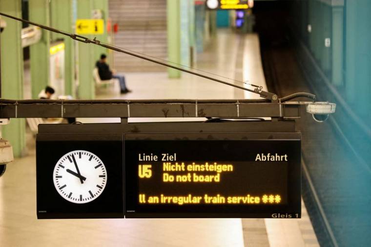Un écran affiche des informations dans une station de métro de Berlin le jour d'une grève