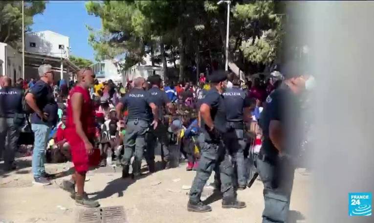 La France "n'accueillera pas de migrants qui viennent de Lampedusa", selon G. Darmanin
