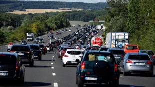 Des véhicules sur l'A10 lors du deuxième chassé-croisé de l'été, le 6 août 2022 près de Paris ( AFP / JULIEN DE ROSA )