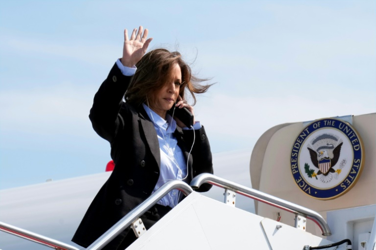 La vice-présidente Kamala Harris, candidate démocrate à la présidence, arrive à bord d'Air Force Two pour se rendre à Détroit et à Pittsburgh pour des événements de campagne, à Joint Base Andrews, dans le Maryland, le 2 septembre 2024 ( POOL / Jacquelyn Martin )