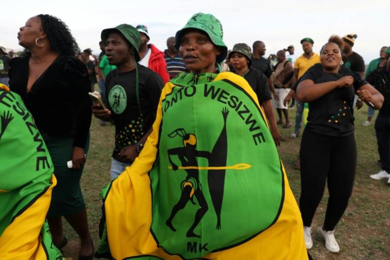 Des partisans du nouveau parti uMkhonto we Sizwe (MK) lors d'un rassemblement devant la propriété de l'ancien président sud-africain Jacob Zuma à Nkandla, le 25 avril 2024 ( AFP / Phill Magakoe )