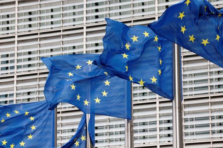 Des drapeaux de l'Union européenne flottent devant le siège de la Commission européenne à Bruxelles