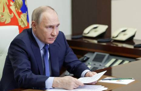 Le président russe Vladimir Poutine préside une réunion à la résidence d'État de Novo-Ogaryovo, près de Moscou