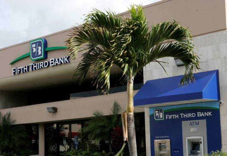 Photo d'archives d'une succursale de Fifth Third Bank est montrée à Boca Raton, aux Etats-Unis