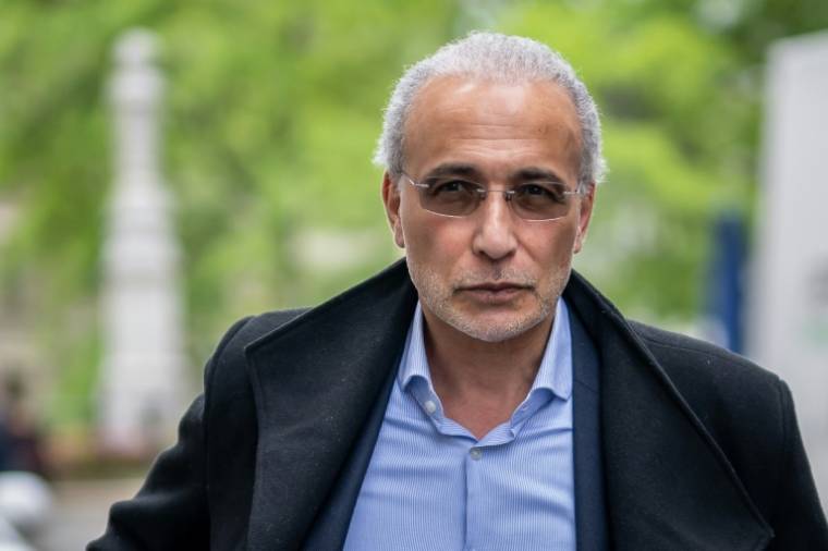 Le prédicateur suisse Tariq Ramadan arrive au palais de justice de Genève le 24 mai 2023, pour le verdict de son procès pour "viol et contrainte sexuelle" ( AFP / FABRICE COFFRINI )