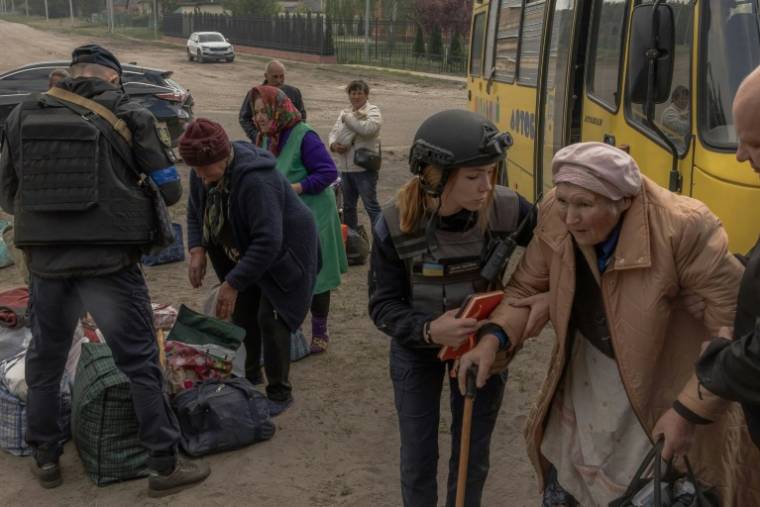 Des habitants arrivent en bus à une zone d'évacuation dans la région de Kharkiv, le 12 mai 2024 en Ukraine  ( AFP / Roman PILIPEY )