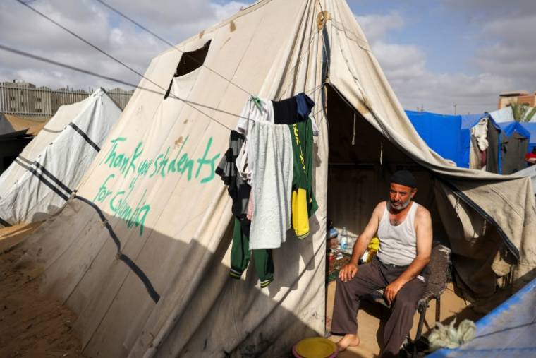 Un homme à l'entrée de sa tente dans un camp de déplacés palestiniens, le 27 avril 2024 à Rafah, dans le sud de la bande de Gaza ( AFP / - )