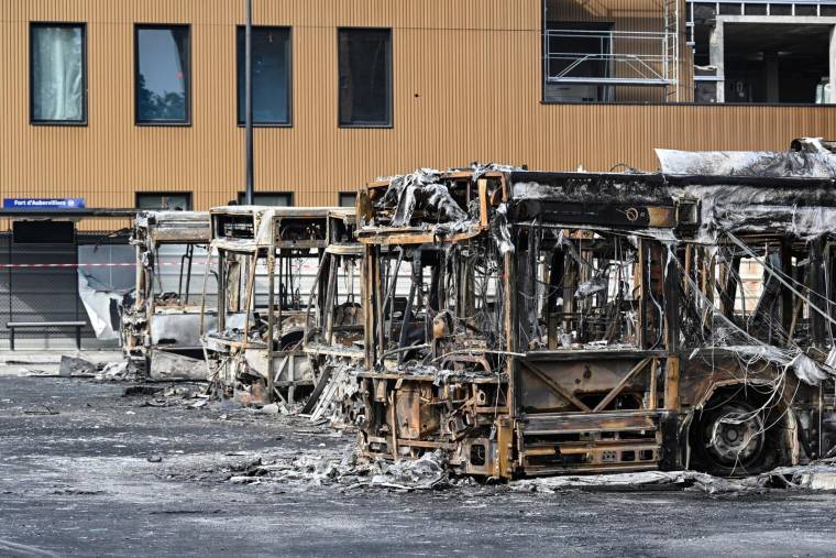 Un dépôt de bus incendié, à Aubervilliers, le 30 juin 2023 ( AFP / BERTRAND GUAY )
