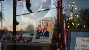 Un portrait de Jimmy Carter dans une boutique de sa ville natale de Plains, en Géorgie (sud-est des Etats-Unis), le 4 janvier 2025 ( AFP / Alex Wroblewski )