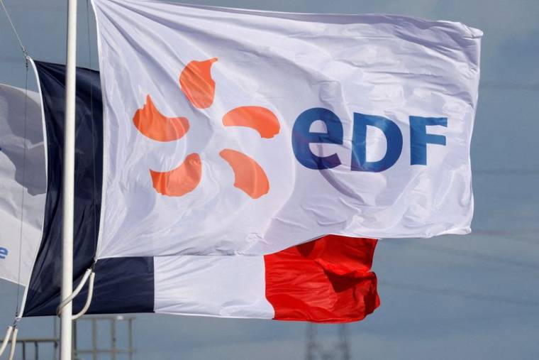 Photo d'archives du logo d'Electricité de France (EDF) à côté d'un drapeau français