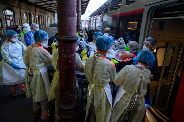 CORONAVIRUS: DEUX TGV TRANSFÈRENT DES MALADES PARISIENS VERS LA BRETAGNE