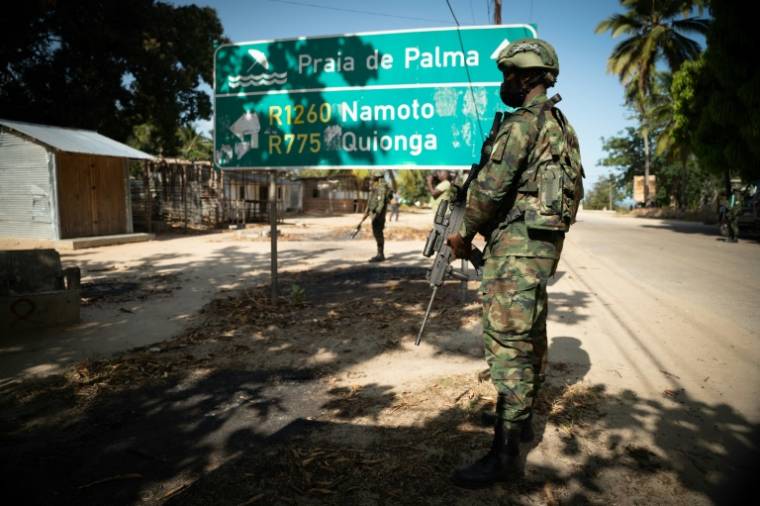 Patrouille militaire près de Palma, au Mozambique, le 22 septembre 2022 ( AFP / Simon WOHLFAHRT )