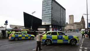 Un convoi de police arrive au tribunal de Liverpool, où doit être condamné Axel Rudakubana pour le meurtre de trois fillettes, le 23 janvier 2025 ( AFP / Darren Staples )