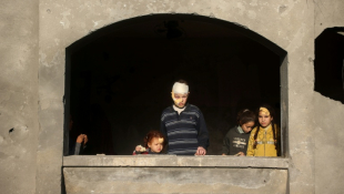 Des enfants blessés à l'intérieur d'un bâtiment endommagé de Deir el-Balah, dans le centre de la bande de Gaza, le 22 décembre 2024 ( AFP / Eyad BABA )