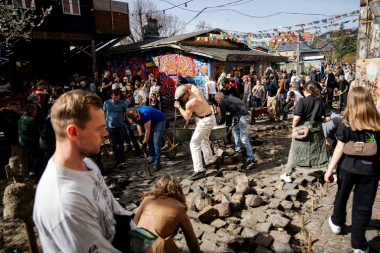 Des habitants du quartier de Christiania dépavent Pusher Street, l'artère principale de cet ancien paradis hippie niché au cœur de Copenhague, où le cannabis était en vente libre, le 6 mars 2024 ( Ritzau Scanpix / Ida Marie Odgaard )
