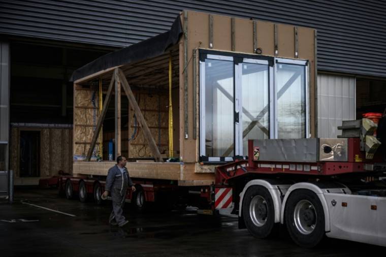 A construction element assembled in the workshops of the Ademeure company is transported by truck to its final site, in Langon (Gironde), on January 23, 2024 (AFP / Philippe LOPEZ)