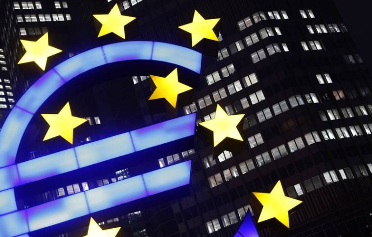 Une enseigne en euros illuminée est visible devant le siège de la BCE à Francfort