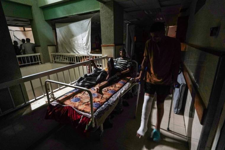 Un patient est allongé dans un lit lors d'une coupure de courant partielle à l'hôpital Al-Aqsa à Deir al-Balah, dans le centre de la bande de Gaza, le 23 mai 2024 ( AFP / Bashar TALEB )